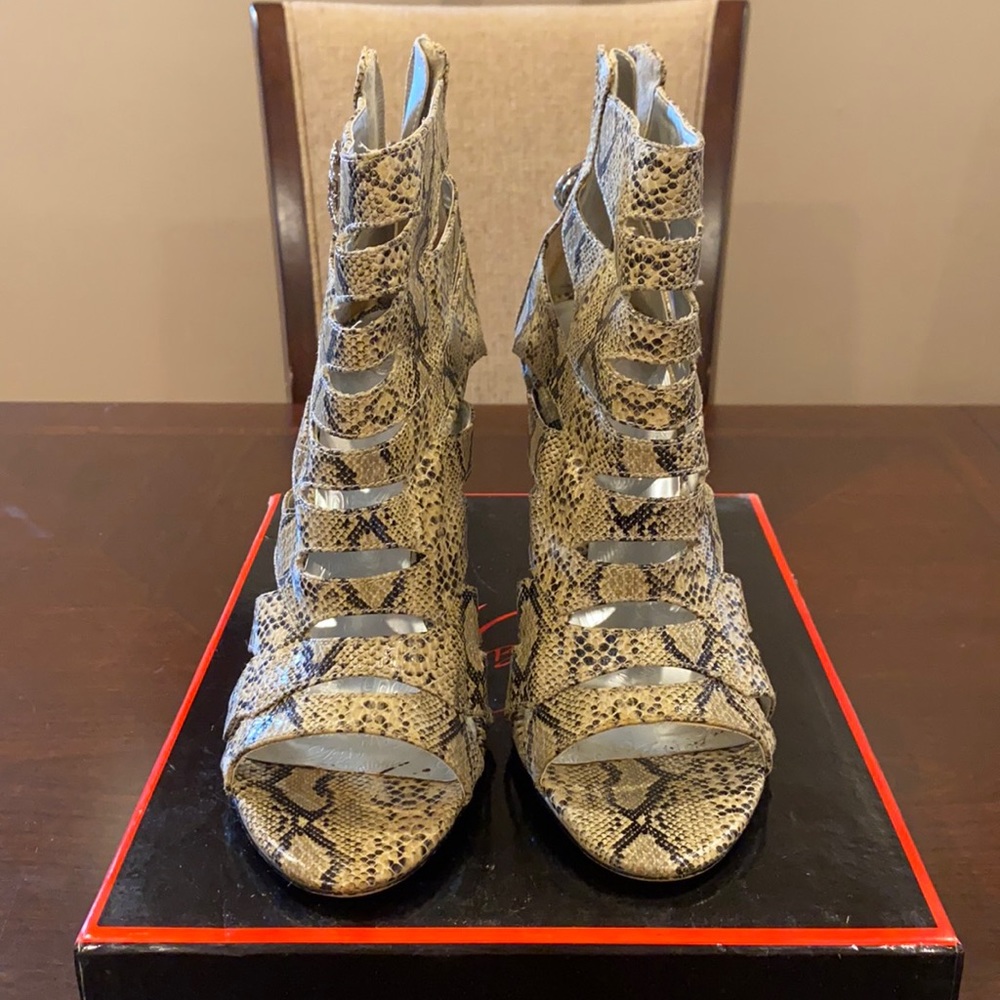 Apple Bottoms white snake print booties